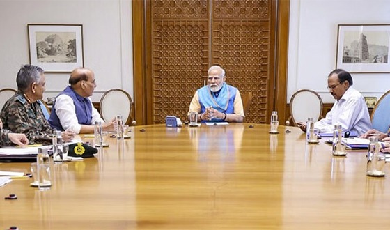ভারতে-পাকিস্তান সংঘাত: সশস্ত্র বাহিনীর প্রধানদের সঙ্গে মোদির জরুরি বৈঠক