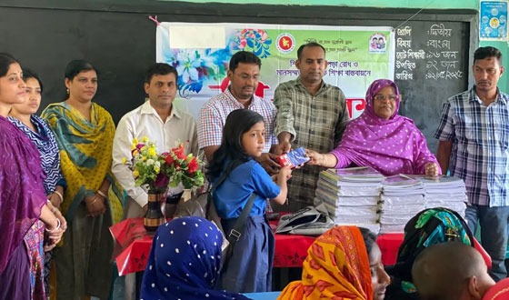 কালীগঞ্জে মা দিবসে শিক্ষার্থীদের হাতে উপহার