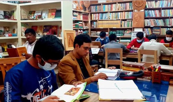 কালীগঞ্জে গ্রন্থাগার জ্ঞানের আলো ছড়ানো এক বাতি ঘর