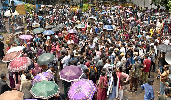 তিন দফা দাবিতে কাকরাইলে জবি শিক্ষার্থীদের টানা অবরোধ