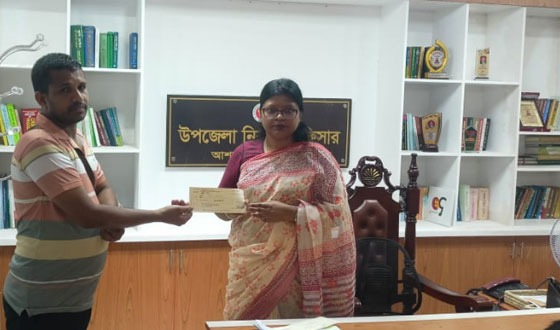 আশাশুনিতে জুলাই গণ অভ্যুত্থানে আহতদের অনুদানের চেক প্রদান