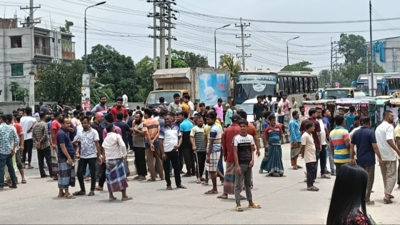 কালিয়াকৈরে বকেয়া বেতনের দাবীতে মহা সড়ক অবরোধ করে শ্রমিকদের বিক্ষোভ