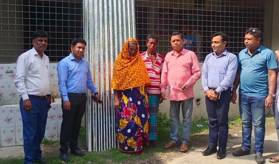 দেবহাটায় পিআইও অফিসের সহযোগীতায় আগুনে পোড়া পরিবারকে টিন প্রদান