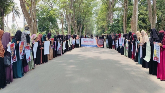 সংস্কার কমিশনের সুপারিশ প্রত্যাহারসহ চার দফা দাবিতে রাবিতে ছাত্রীসংস্থার মানববন্ধন