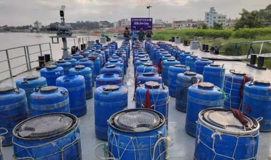 চাঁদপুরে ৭২ লাখ চিংড়ি রেনু জব্দ