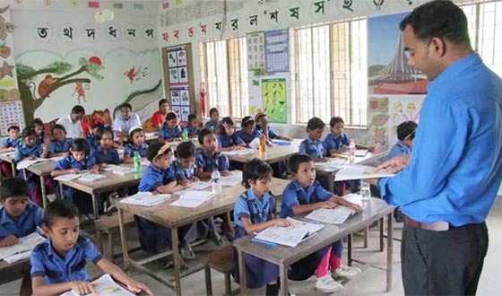 দ্বিতীয় দিনের মতো কর্মবিরতিতে সহকারী শিক্ষকরা