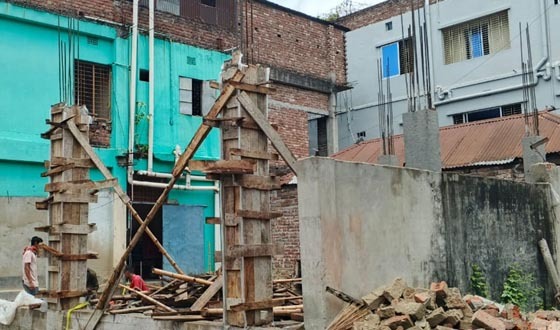 বোনদের বাঁধায় ভাইয়ের বাড়ি নির্মাণ বন্ধ
