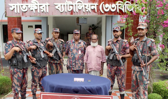 সাতক্ষীরায় চারটি স্বর্ণের বারসহ আটক ১