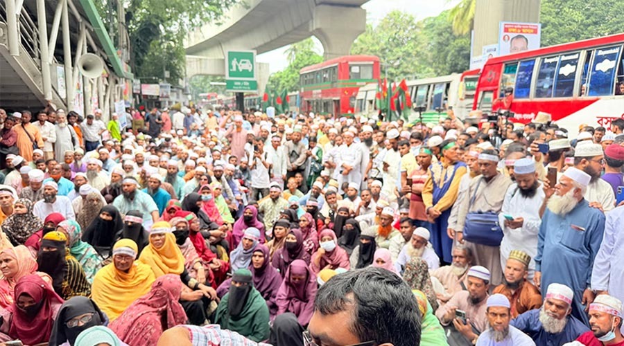 জাতীয়করণের দাবিতে টানা ২১তম দিনে অবস্থান কর্মসূচিতে ইবতেদায়ি শিক্ষকরা