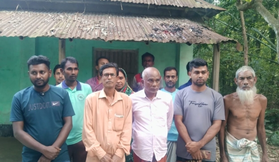 বাগমারায় হিন্দু সম্প্রদায়ের বাড়িতে আগুন দিয়ে পুড়িয়ে মারার চেষ্টা, ভুক্তভোগীদের থানায় অভিযোগ