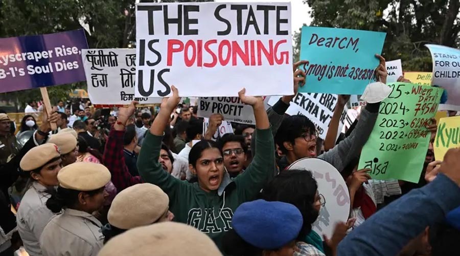 নয়া দিল্লিতে বিষাক্ত বাতাসে হাঁসফাঁস, ইন্ডিয়া গেইটে দূষণবিরোধী বিক্ষোভে ডজনের বেশি আটক