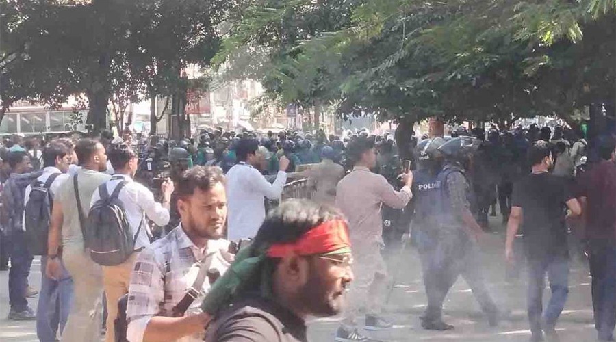 ধানমন্ডি-৩২ ফের পুলিশ-ছাত্র সংঘর্ষ, টিয়ারশেল-সাউন্ড গ্রেনেড নিক্ষেপ