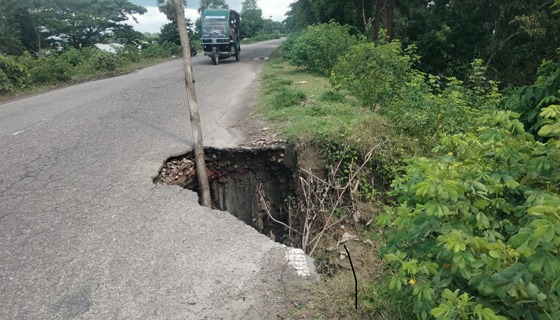 চাঁদপুর মতলব মেঘনা-ধনাগোদা ৬৪ কিলোমিটার বেড়িবাঁধ সড়কে দেড় শতাধিক গর্ত