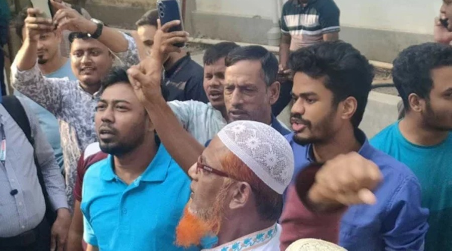 শেখ হাসিনার ফাঁসি শুনে ট্রাইব্যুনালের সামনে জনতার উল্লাস