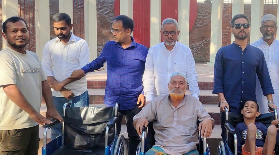 টাঙ্গাইলের সুলতান সালাউদ্দিন টুকুর পক্ষে প্রতিবন্ধীদের মাঝে হুলচার বিতরণ