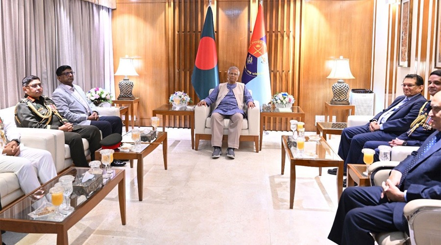 প্রধান উপদেষ্টার সঙ্গে ৩ বাহিনীর প্রধানদের সাক্ষাৎ