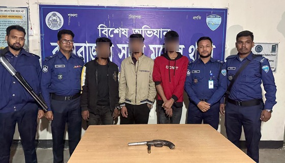 কক্সবাজার বাস টার্মিনালে অস্ত্রসহ ৩ ছিনতাইকারি গ্রেফতার