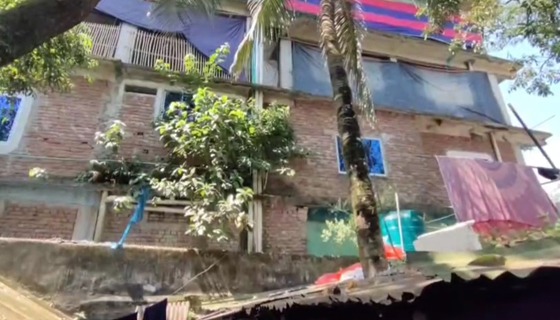 হিলির আবাসিক এলাকায় মুরগি ও ছাগলের খামার, স্বাস্থ্য ঝুঁকিতে প্রতিবেশীরা