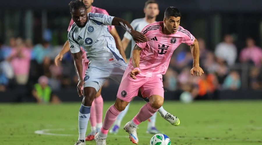 মেসি-সুয়ারেজদের হারিয়ে প্লে-অফে শিকাগো