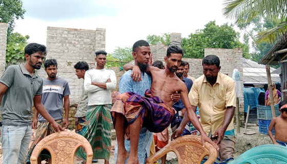 আশাশুনির খাজরায় মনিরুলকে আটকে নির্দয় প্রহারের অভিযোগ