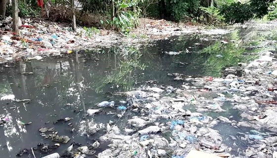 মৃতপ্রায় খালে বিপন্ন জনপদ