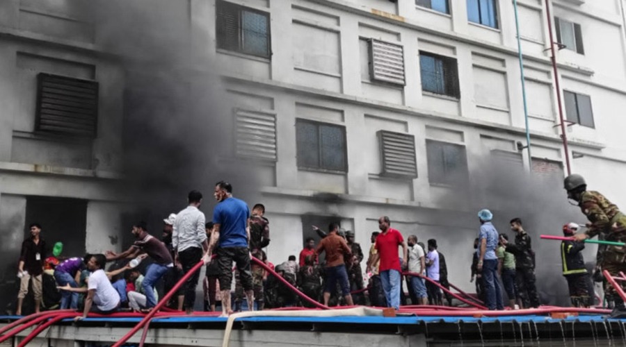 আশুলিয়ায় পোশাক কারখানায় আগুন, নিয়ন্ত্রণে ফায়ার সার্ভিস