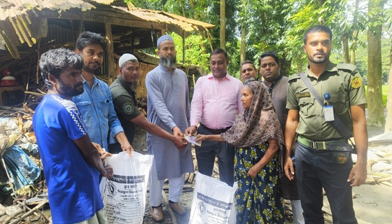 বাবুগঞ্জে ভয়াবহ অগ্নিকাণ্ড, ক্ষতিগ্রস্তদের ইউএনওর সহায়তা প্রদান