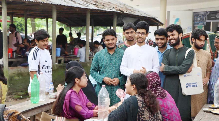 রাকসু নির্বাচন ঘিরে প্রার্থীদের অভিনব প্রচারণায় উৎসবের আমেজ