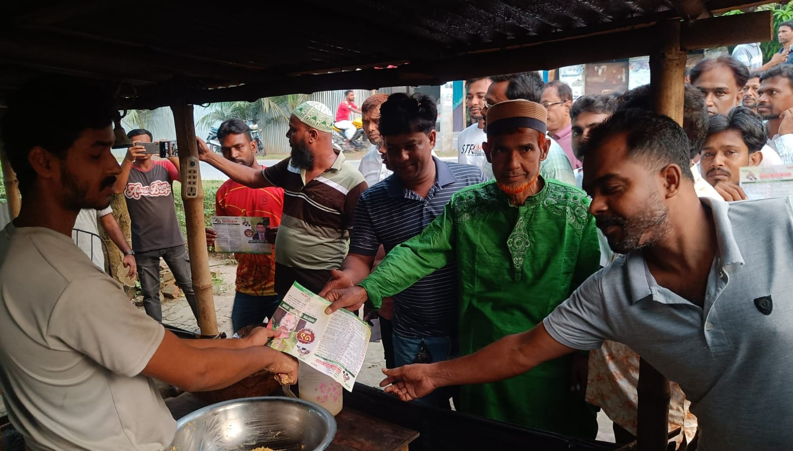 বাগমারার বাসুপাড়ায় অধ্যাপক কামাল হোসেনের পক্ষে গণসংযোগ ও লিফলেট বিতরণ
