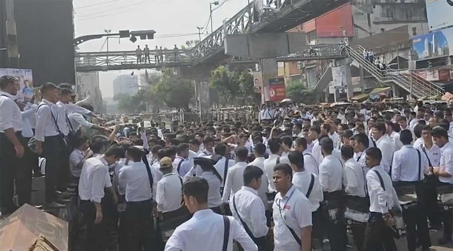 ঢাকা কলেজের ‘স্বকীয়তা’ রক্ষায় শিক্ষার্থীদের বিক্ষোভ