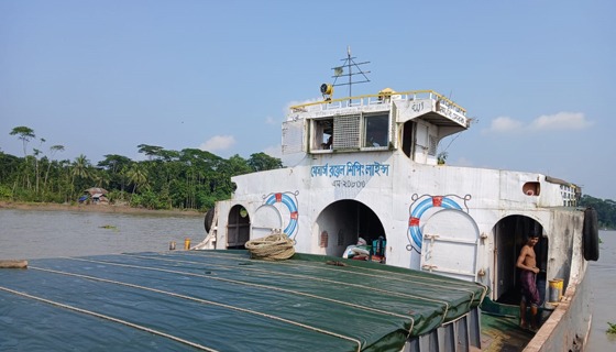 বাবুগঞ্জে বালুবাহী বাল্কহেড আটক করে স্টাফদের মারধর ও টাকা ছিনতাই