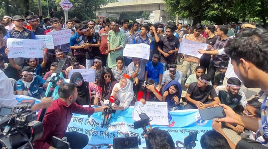 অধ্যাদেশ জারির দাবিতে শিক্ষা ভবনের সামনে বিক্ষোভ, পুলিশের ব্যারিকেড