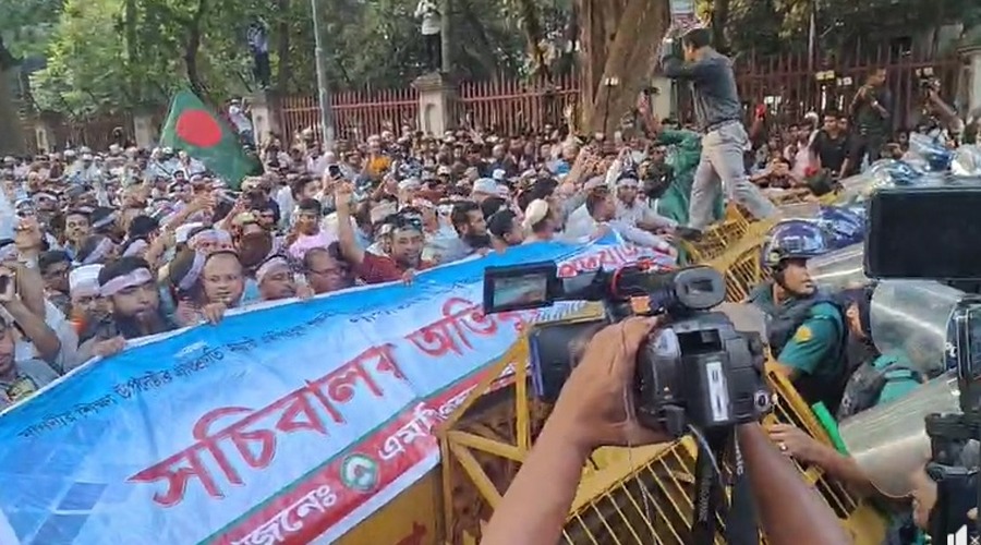 এমপিও শিক্ষকদের লংমার্চ আটকে দিলো পুলিশ