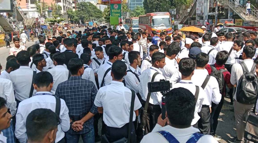 সায়েন্স ল্যাব মোড় অবরোধ, গরমে ভোগান্তিতে পথচারী