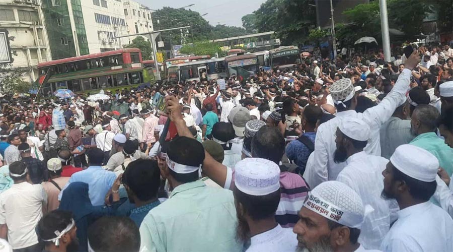 শাহবাগে ব্যারিকেড ভেঙে শিক্ষকরা, যানচলাচল বন্ধ