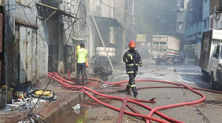 মিরপুরের সেই আগুন এখনো নিস্তেজ হয়নি, উড়ছে ধোঁয়া