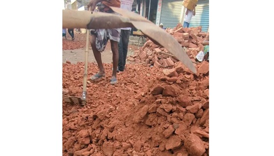 বকশীগঞ্জে সড়ক সংস্কার কাজে নিম্মমানের ইট-বালু