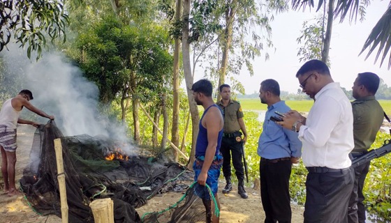 আত্রাইয়ে দুই লক্ষাধীক টাকার সুতি ও রিং জাল আগুনে ভস্মিভূত
