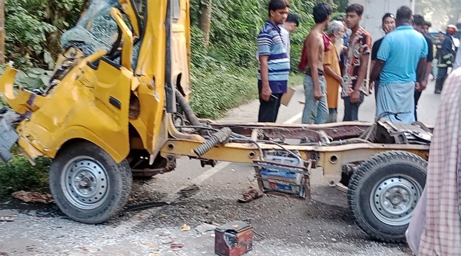 ভ্যান-মাহিন্দ্রা-পিকআপ ভ্যানের ত্রিমুখী সংঘর্ষে নিহত ৪