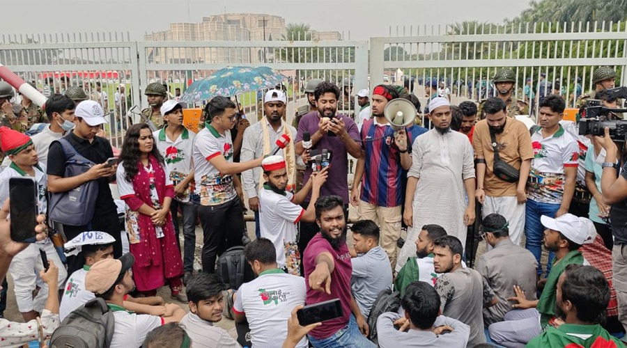 জুলাই সনদ স্বাক্ষর মঞ্চে জুলাই যোদ্ধারা, রয়েছে ২ দাবি