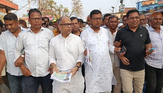 সাপাহারে বিএনপির মনোনয়ন প্রত্যাশী মোজাম্মেল চৌধুরীর গণসংযোগ ও লিফলেট বিতরণ