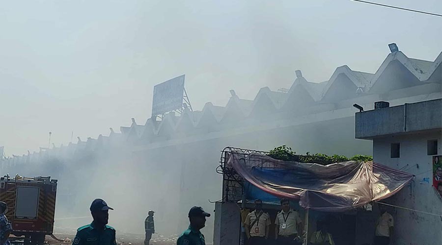 শাহজালাল বিমানবন্দরের কার্গো ভিলেজে আগুনের পরও এখনও ধোঁয়া উড়ছে