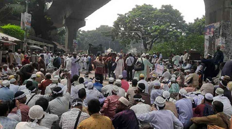এবার ইবতেদায়ি জাতীয়করণ ঘোষণার দাবিতে পল্টনে শিক্ষকদের অবস্থান