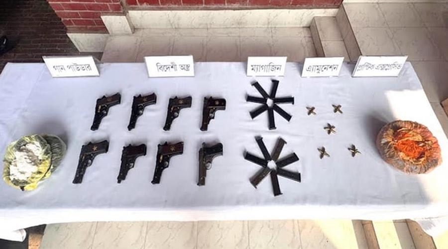 বিমানবন্দর রেলস্টেশনে ট্রলি ব্যাগভর্তি অস্ত্র উদ্ধার, চারজন আটক