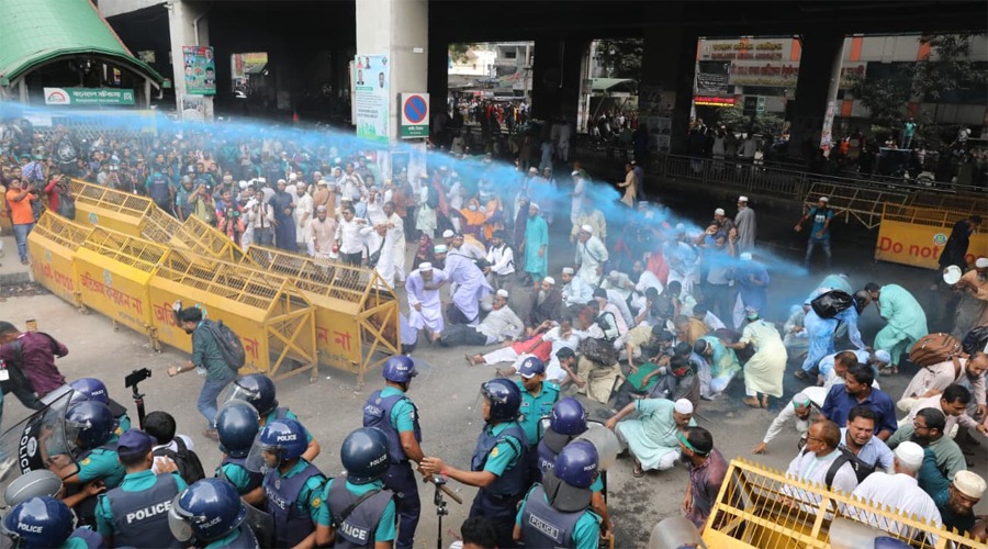 সচিবালয়ে পুলিশ-শিক্ষক সংঘর্ষ, আহত অর্ধশত ঢামেকে