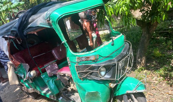 দূর্গাপুরে সিএনজি-ভুটভুটির মুখোমুখি সংঘর্ষে নিহত ১