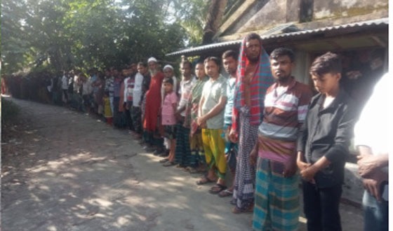 আশাশুনিতে বাবুর আত্মহত্যা প্ররোচনাকারীদের গ্রেফতারের দাবীতে মানববন্ধন