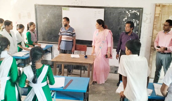 আকস্মিক স্কুল পরিদর্শনে এসে ক্লাস নিলেন ইউএনও