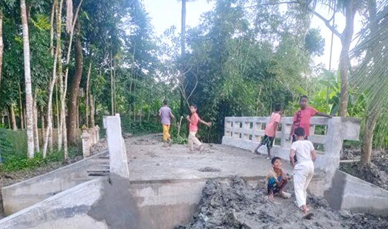 উদ্বোধনের আগেই ৪০ লাখ টাকার কালভার্টে ফাঁটল