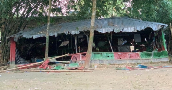 রাজশাহীতে খানকা শরীফ ভাঙচুর করলেন ‘ক্ষুব্ধ জনতা’, দাঁড়িয়ে দেখলেন ওসি